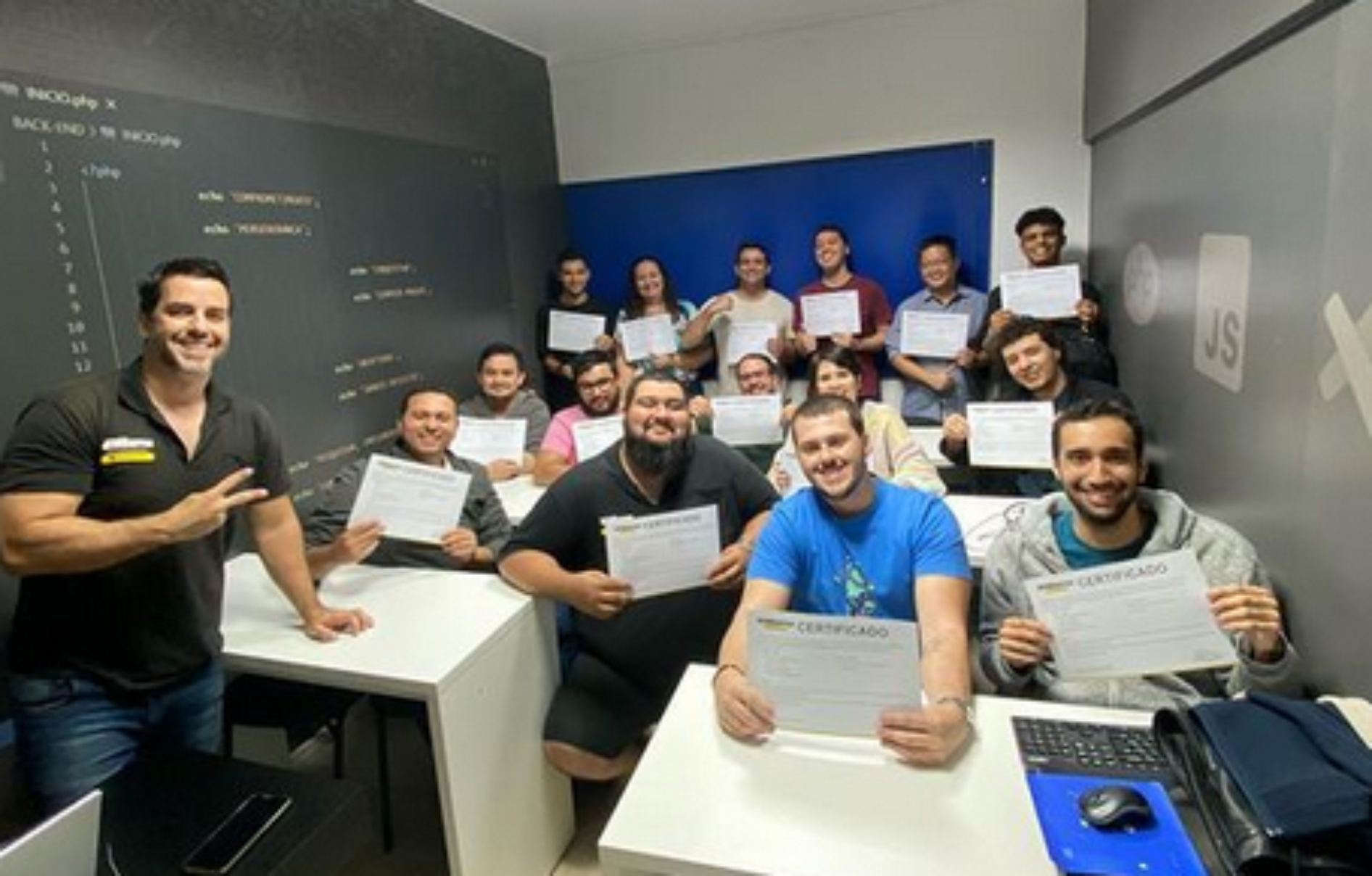 Foto dos alunos da WMBarros segurando certificado de conclusão de curso.